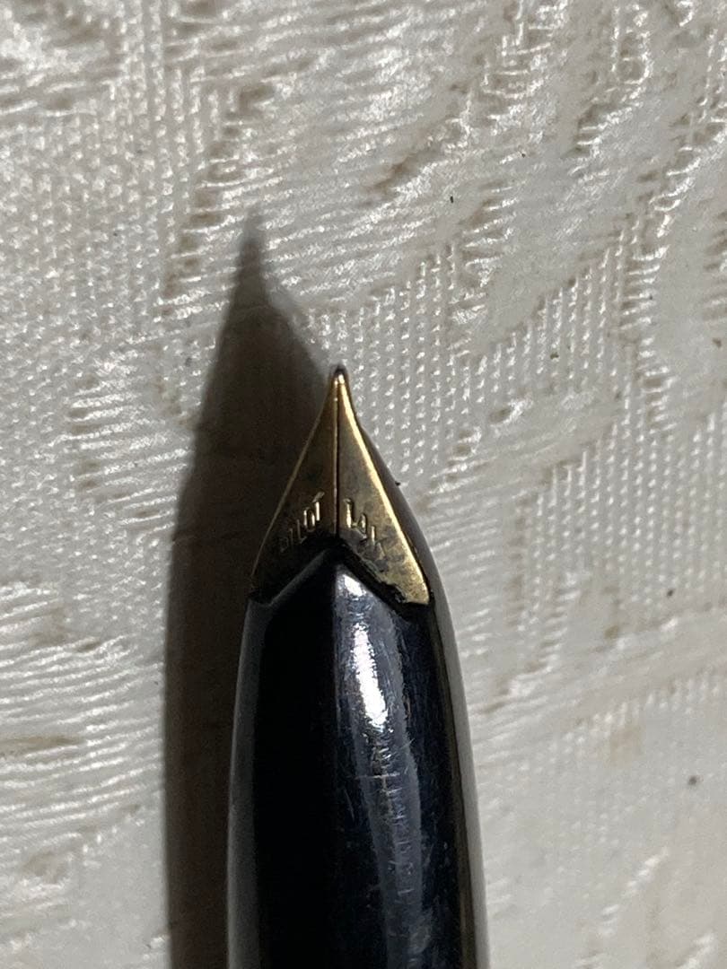 Pilot fountain pen with 14K gold tip and cartridge cartridge system on a white background