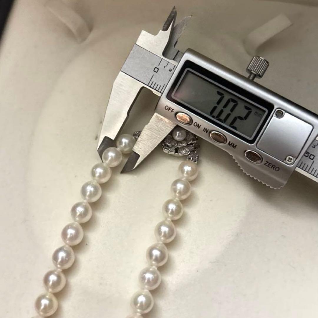 White Akoya pearl necklace with 7-7.5mm pearls measuring 44cm in length weighing 32.7 grams