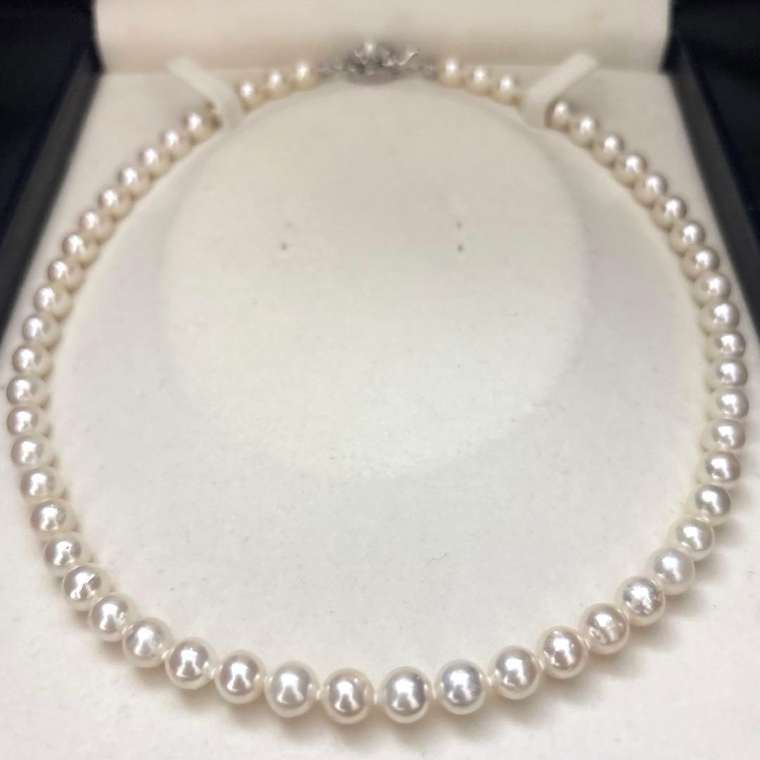 White Akoya pearl necklace with 7-7.5mm pearls measuring 44cm in length weighing 32.7 grams