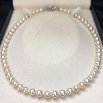 White Akoya pearl necklace with 7-7.5mm pearls measuring 44cm in length weighing 32.7 grams