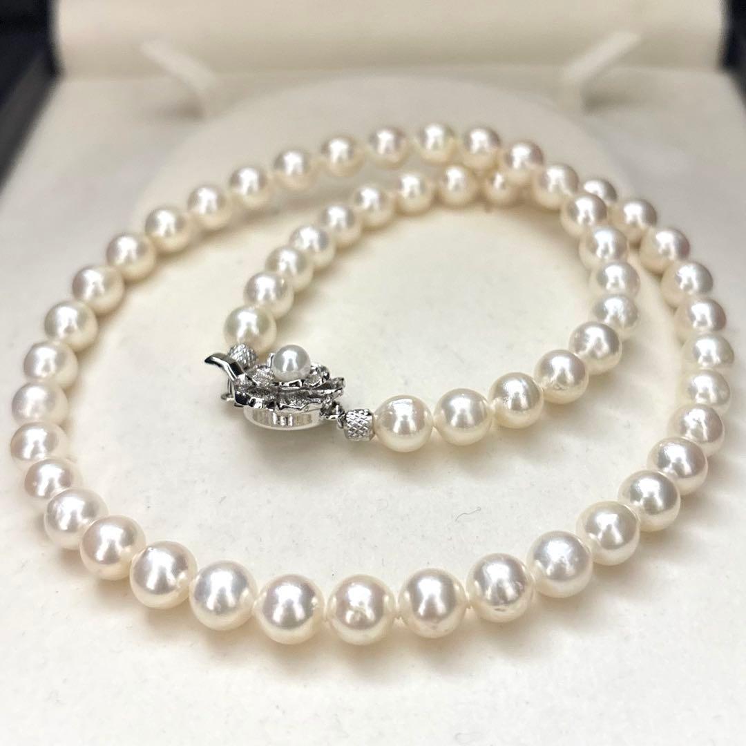 White Akoya pearl necklace with 7-7.5mm pearls measuring 44cm in length weighing 32.7 grams