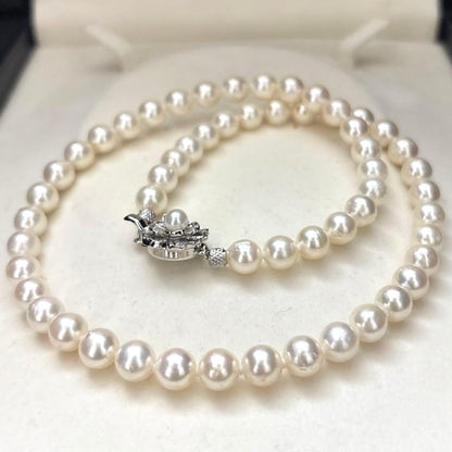 White Akoya pearl necklace with 7-7.5mm pearls measuring 44cm in length weighing 32.7 grams