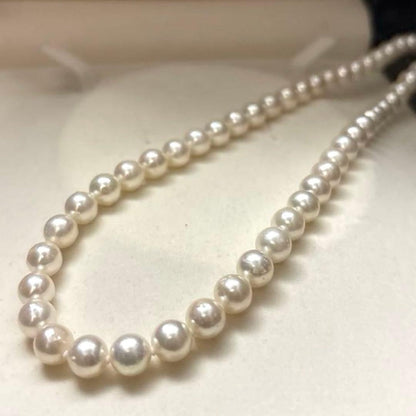 White Akoya pearl necklace with 7-7.5mm pearls measuring 44cm in length weighing 32.7 grams