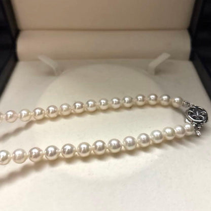 White Akoya pearl necklace with 7-7.5mm pearls measuring 44cm in length weighing 32.7 grams