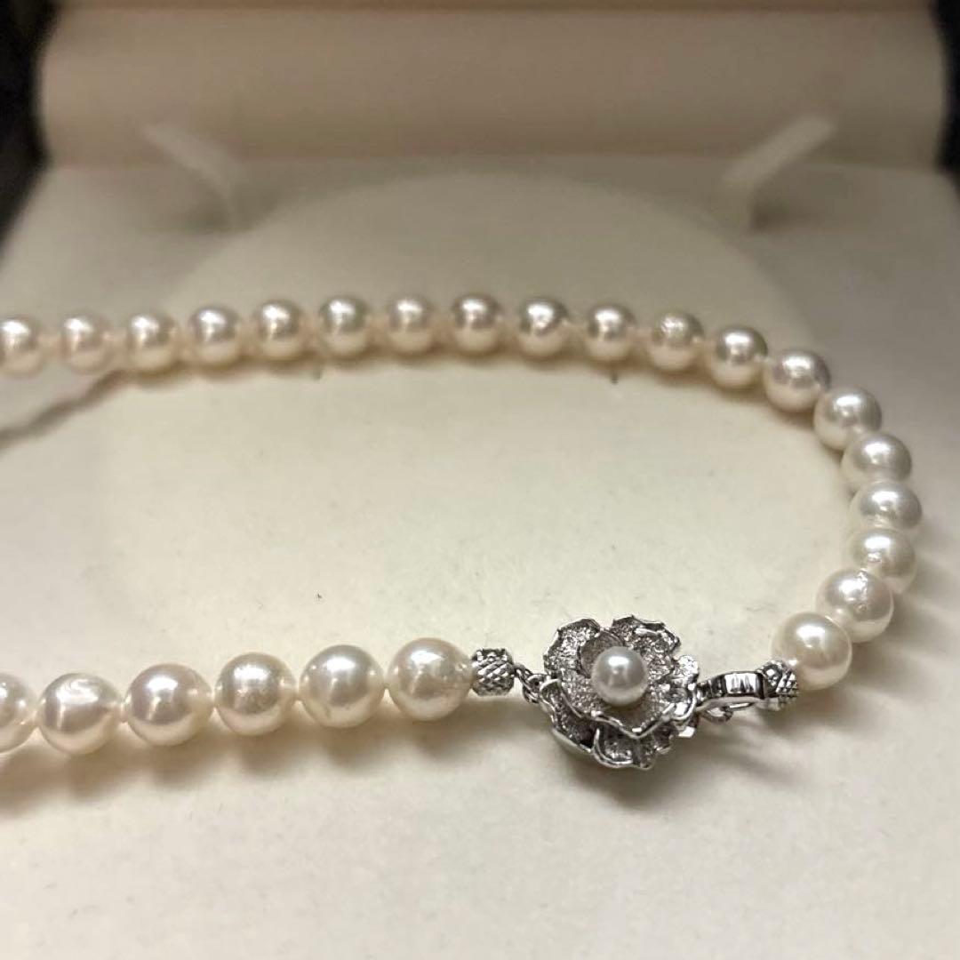 White Akoya pearl necklace with 7-7.5mm pearls measuring 44cm in length weighing 32.7 grams