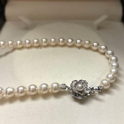 White Akoya pearl necklace with 7-7.5mm pearls measuring 44cm in length weighing 32.7 grams