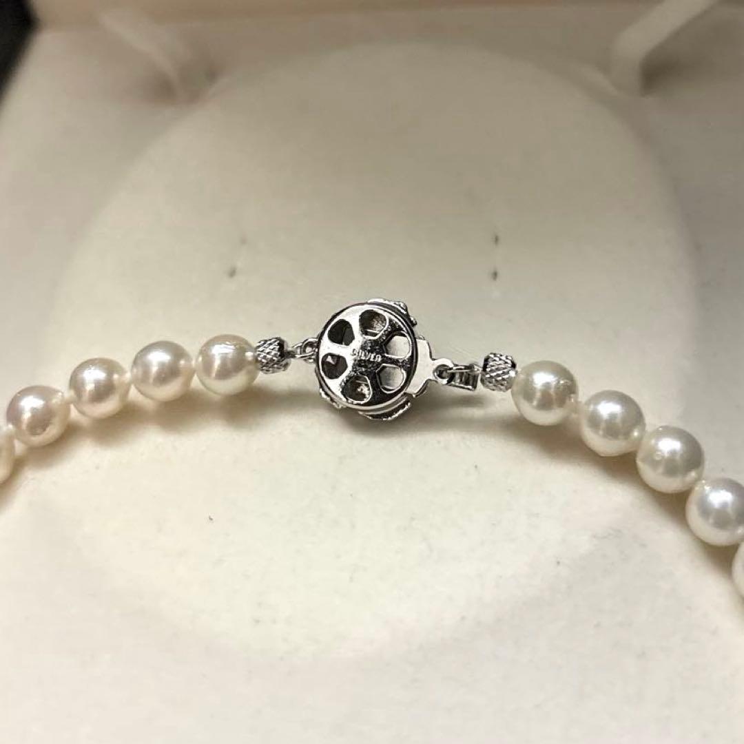 White Akoya pearl necklace with 7-7.5mm pearls measuring 44cm in length weighing 32.7 grams