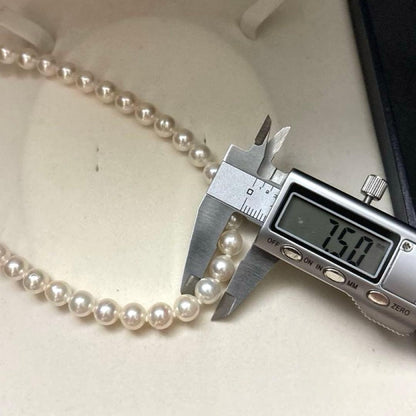 White Akoya pearl necklace with 7-7.5mm pearls measuring 44cm in length weighing 32.7 grams