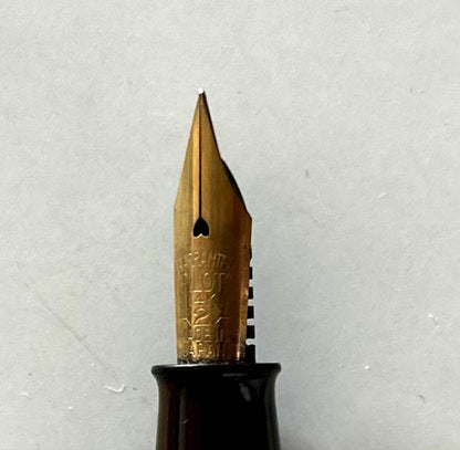 Pilot Showa retro antique black fountain pen with 14K nib and dark brown screw-type cap threading