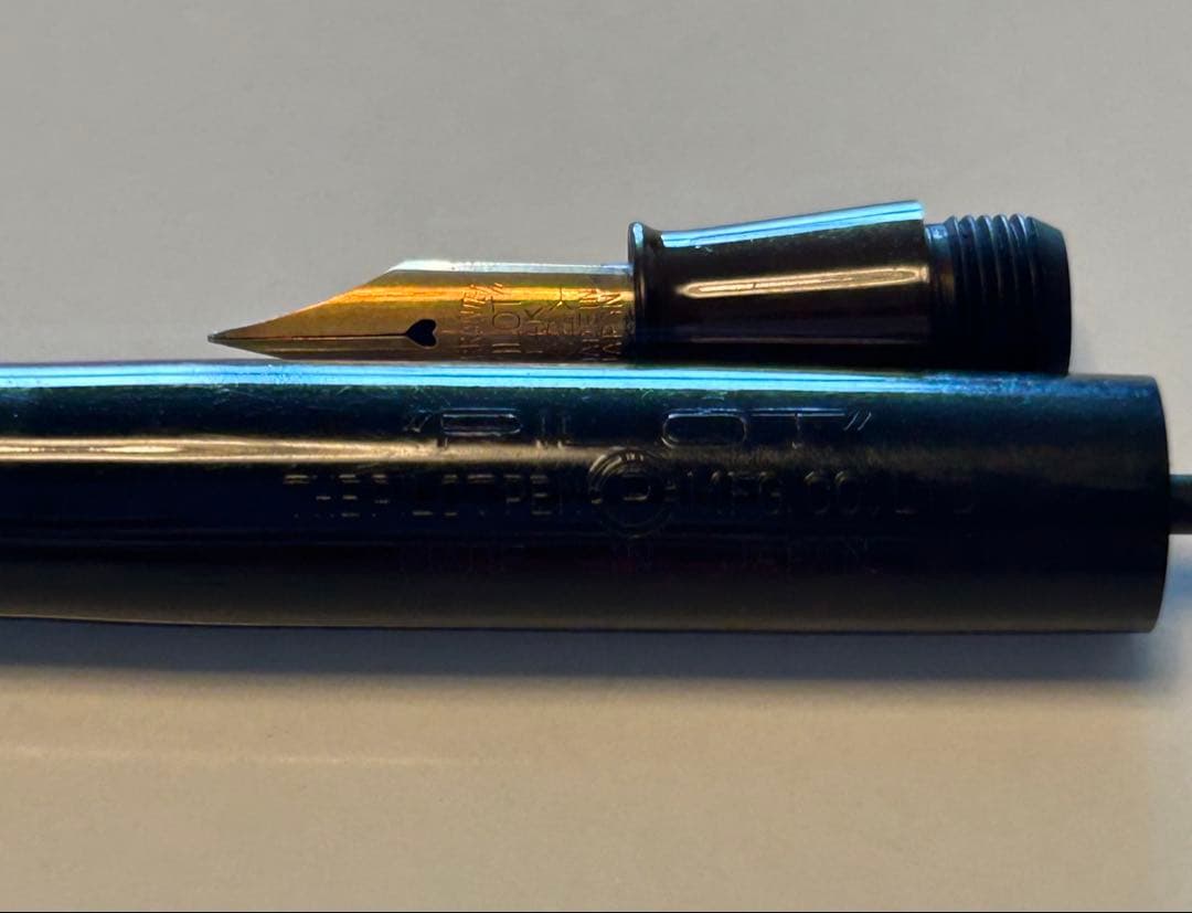 Pilot Showa retro antique black fountain pen with 14K nib and dark brown screw-type cap threading