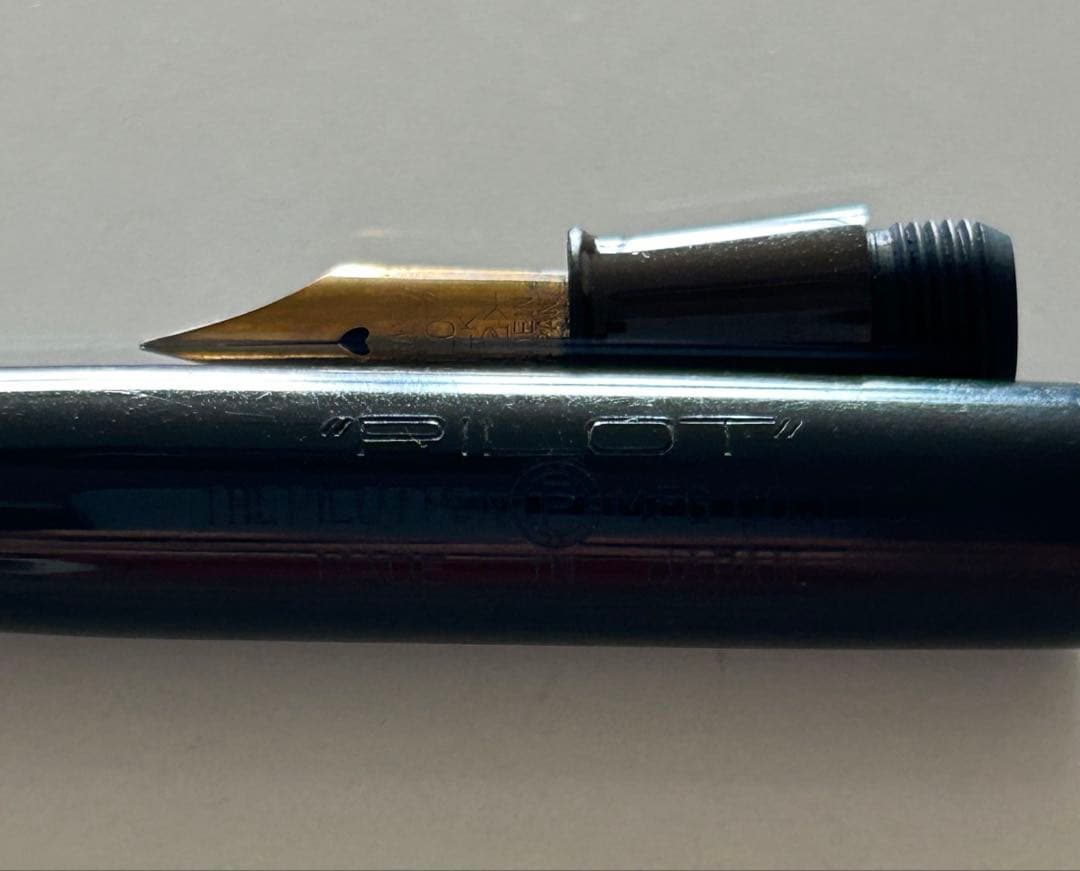 Pilot Showa retro antique black fountain pen with 14K nib and dark brown screw-type cap threading