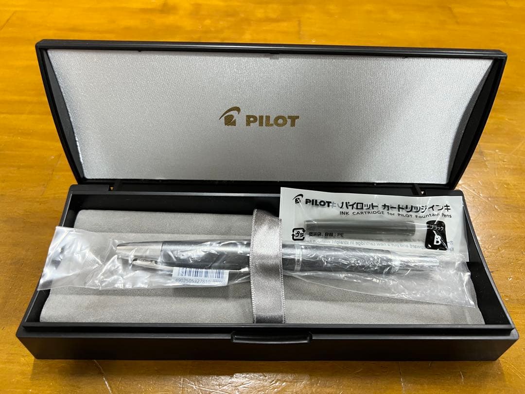 Pilot Capless Deiseer FCT15SRGYF fountain pen in dark gray mica with 18 karat gold nib