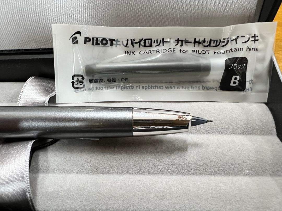 Pilot Capless Deiseer FCT15SRGYF fountain pen in dark gray mica with 18 karat gold nib