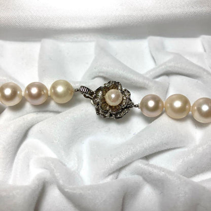 Akoya pearl necklace with 8.0-8.5mm white pearls and silver clasp, 43cm length