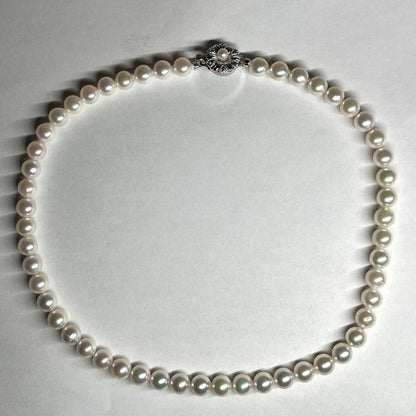 Akoya pearl necklace with certified 7.5-8.0 mm pearls on a 43.5 cm strand
