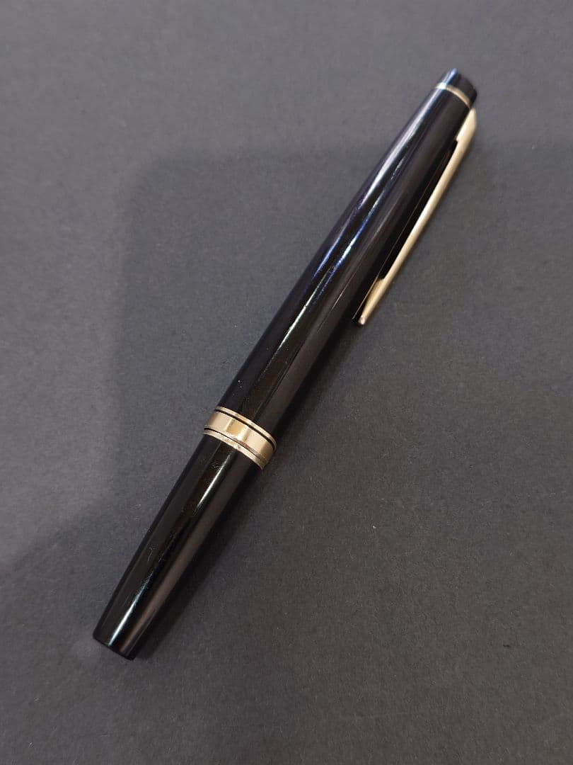 Pilot fountain pen model H773 with 18K gold nib in black and gold finish