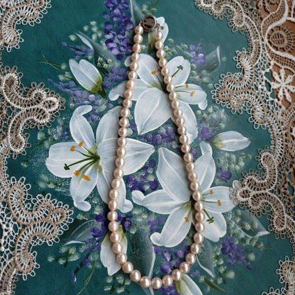 Akoya pearls necklace with 7.0 to 7.5mm white-pink pearls on a 44cm silver chain