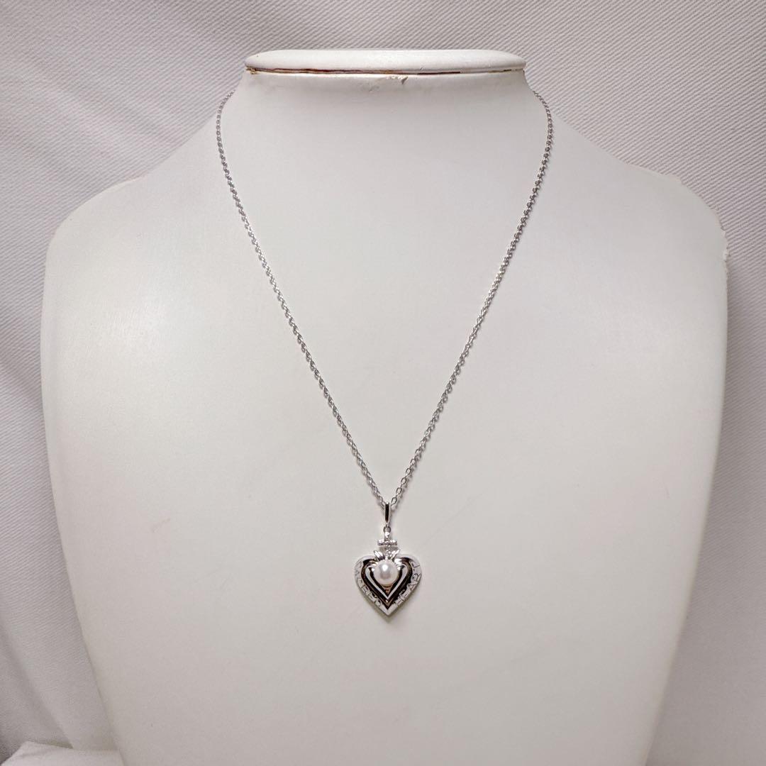 MIKIMOTO Silver necklace featuring a single pearl in a heart-shaped pendant with a 40.5 cm chain
