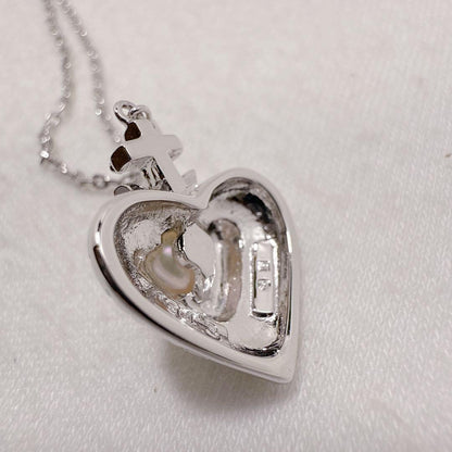 MIKIMOTO Silver necklace featuring a single pearl in a heart-shaped pendant with a 40.5 cm chain