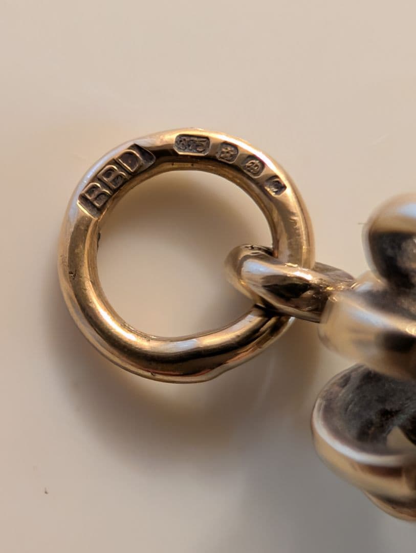 Agete Crown-shaped Charm made from K9 material weighing 0.9 grams shown on a white background