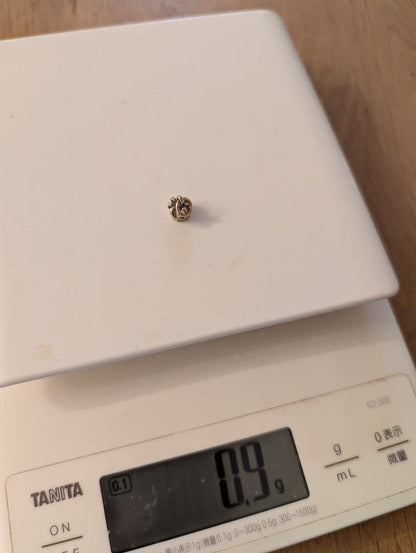 Agete Crown-shaped Charm made from K9 material weighing 0.9 grams shown on a white background