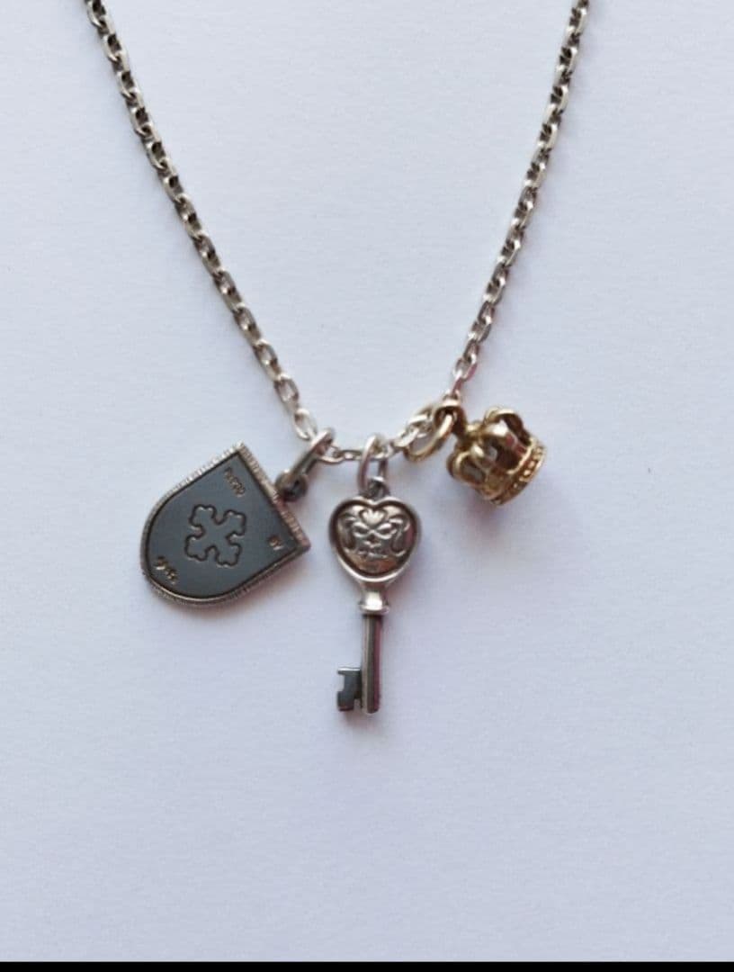 Agete Crown-shaped Charm made from K9 material weighing 0.9 grams shown on a white background