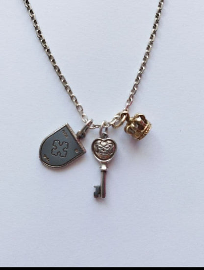 Agete Crown-shaped Charm made from K9 material weighing 0.9 grams shown on a white background