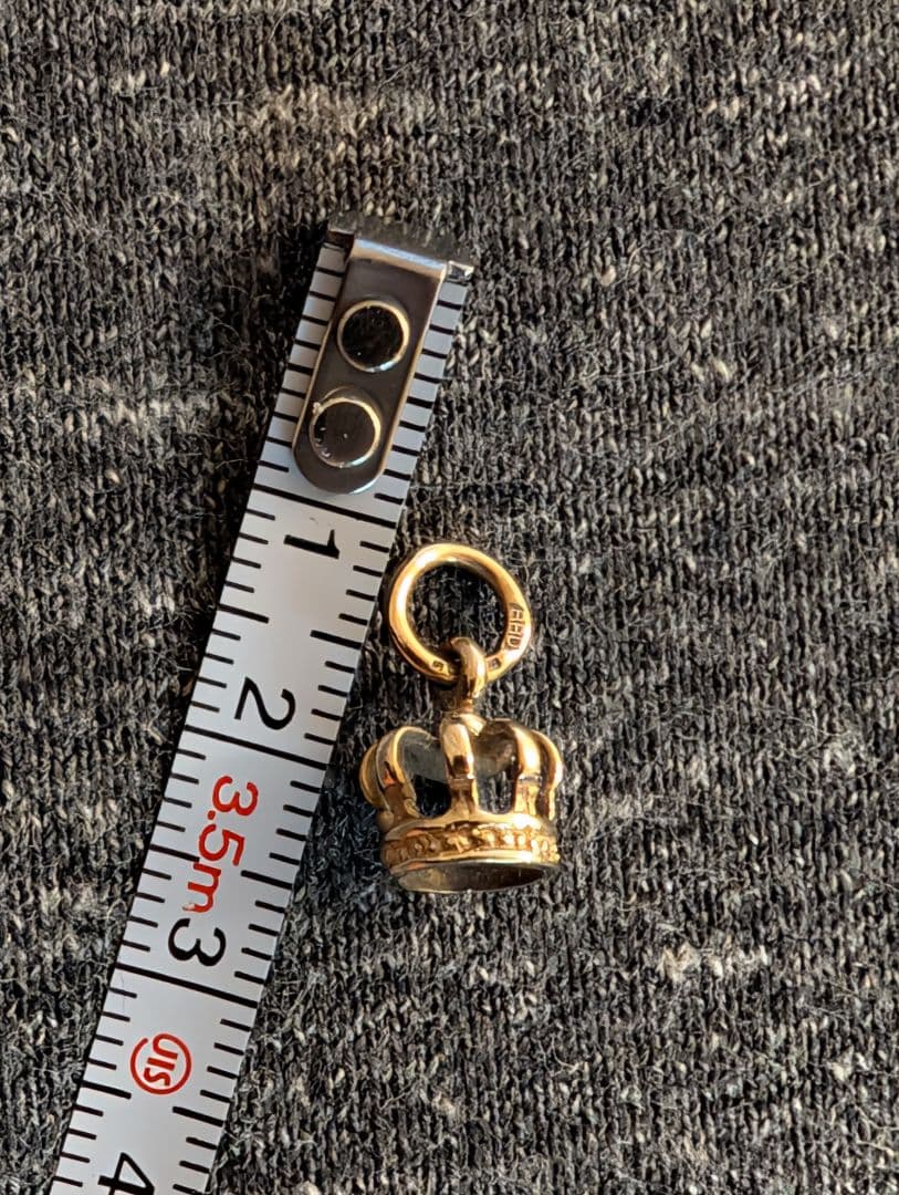 Agete Crown-shaped Charm made from K9 material weighing 0.9 grams shown on a white background