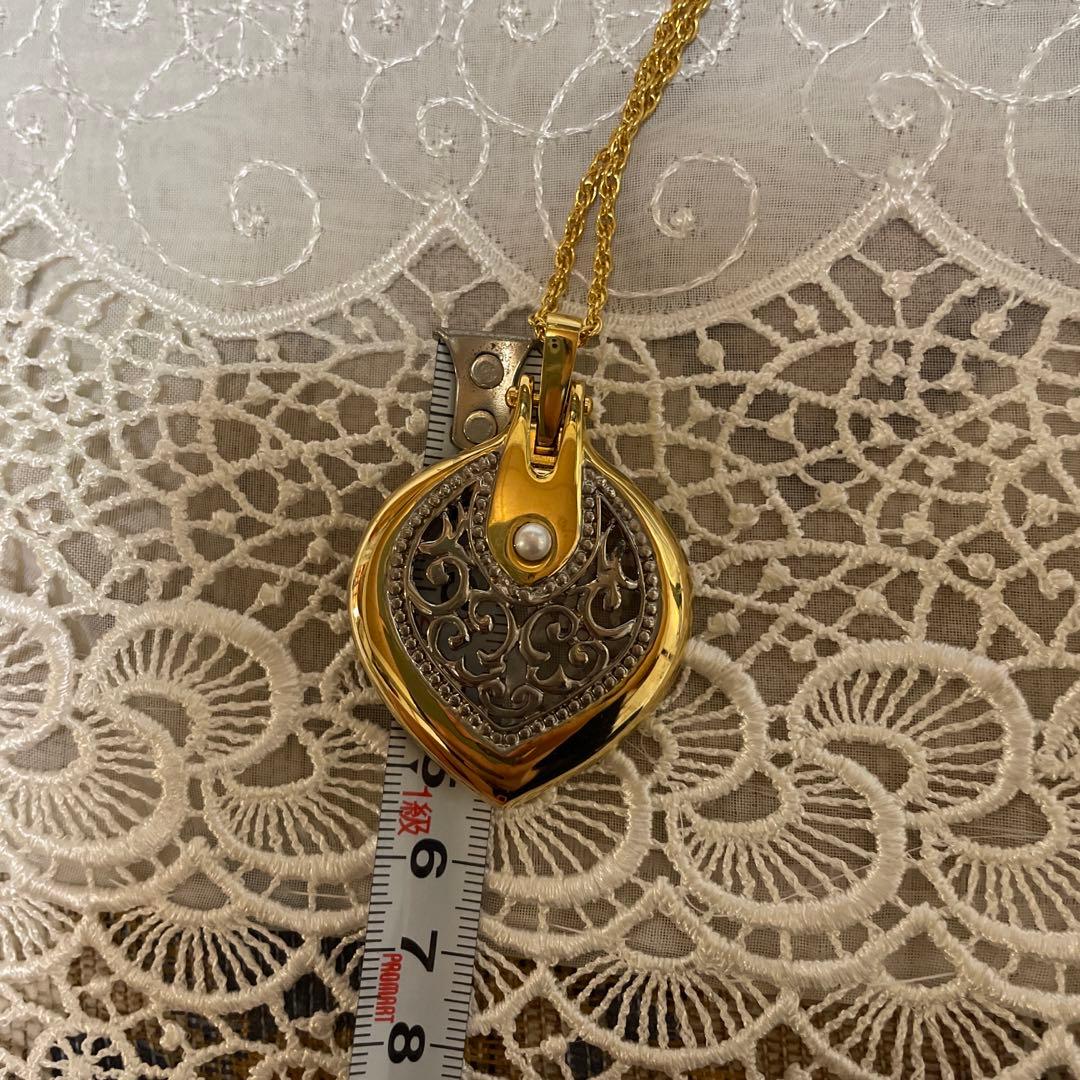 MIKIMOTO Pearl Filigree Pattern Pendant Top Gold Necklace with magnifying glass and 41 cm chain