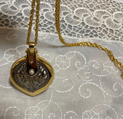 MIKIMOTO Pearl Filigree Pattern Pendant Top Gold Necklace with magnifying glass and 41 cm chain