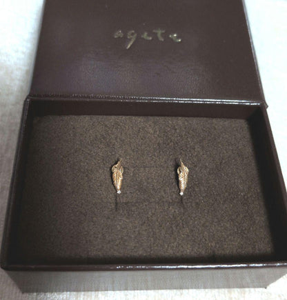 Agete K10 leaf earrings with diamond accents and detailed feather design