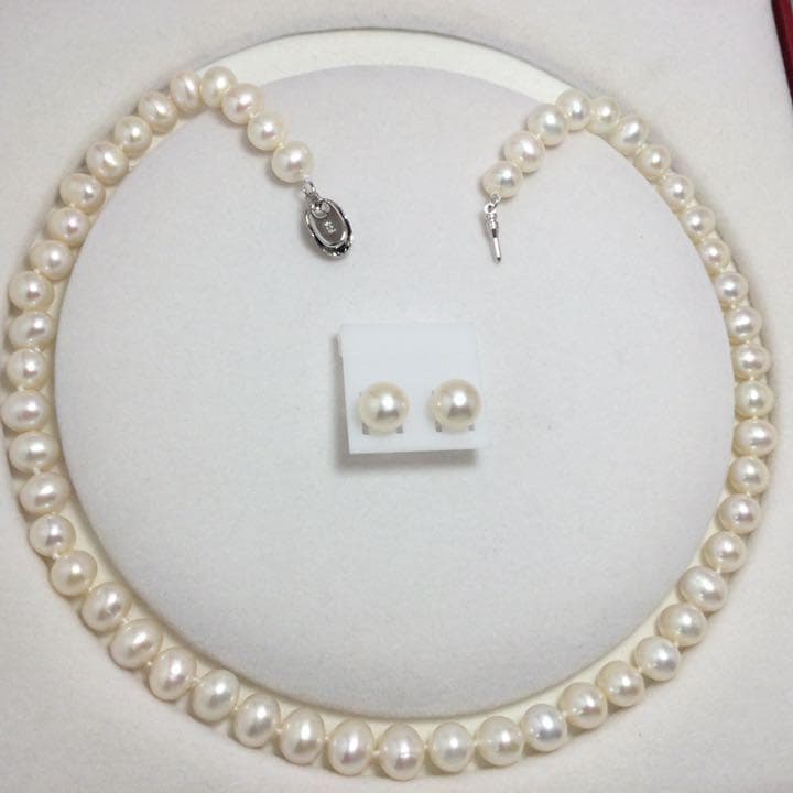 Freshwater pearl necklace and matching pearl earrings set for formal occasions