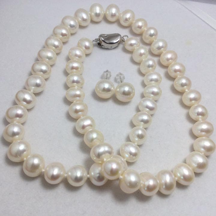 Freshwater pearl necklace and matching pearl earrings set for formal occasions