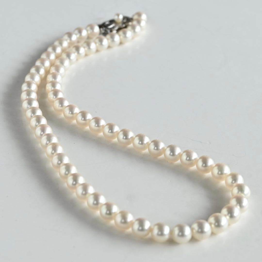 Kuro Pearl Necklace featuring 6.0-6.5mm Akoya pearls and 38cm length with Hana highest grade pearls