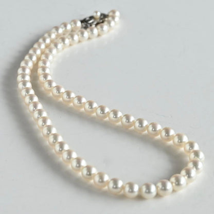 Kuro Pearl Necklace featuring 6.0-6.5mm Akoya pearls and 38cm length with Hana highest grade pearls