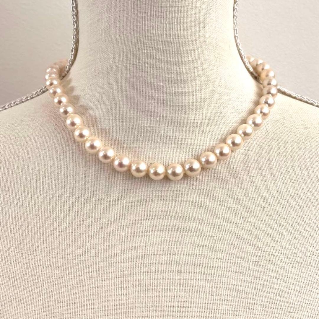 Akoya pearl necklace featuring white pearls sized 8.5mm to 9mm with a silver clasp, 41cm long