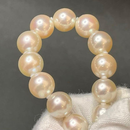 Akoya pearl necklace featuring white pearls sized 8.5mm to 9mm with a silver clasp, 41cm long