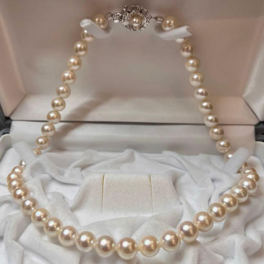 Akoya pearl necklace featuring white pearls sized 8.5mm to 9mm with a silver clasp, 41cm long