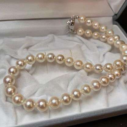 Akoya pearl necklace featuring white pearls sized 8.5mm to 9mm with a silver clasp, 41cm long