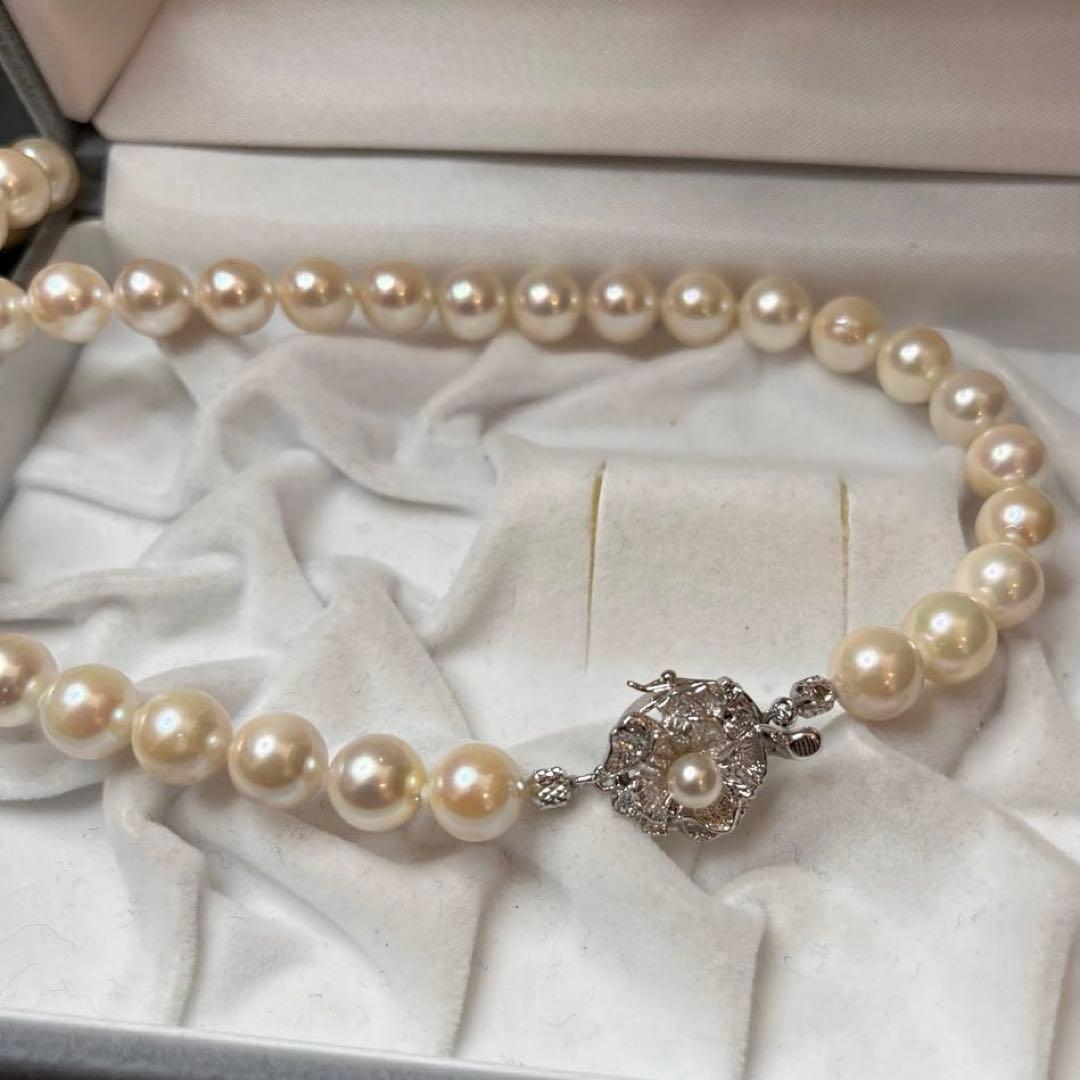 Akoya pearl necklace featuring white pearls sized 8.5mm to 9mm with a silver clasp, 41cm long