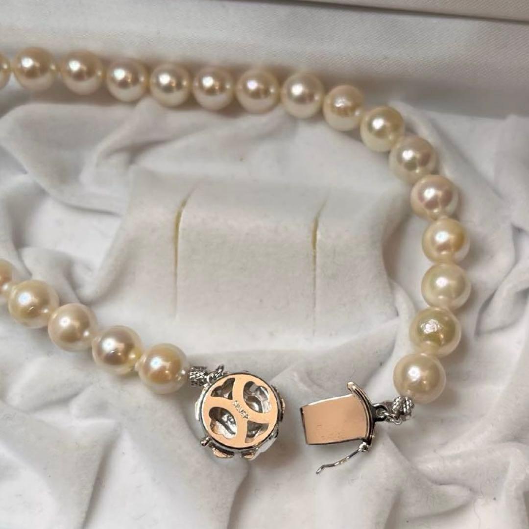 Akoya pearl necklace featuring white pearls sized 8.5mm to 9mm with a silver clasp, 41cm long