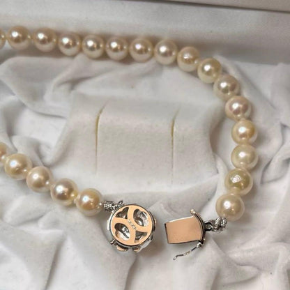 Akoya pearl necklace featuring white pearls sized 8.5mm to 9mm with a silver clasp, 41cm long