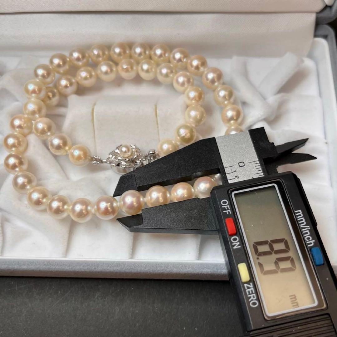 Akoya pearl necklace featuring white pearls sized 8.5mm to 9mm with a silver clasp, 41cm long