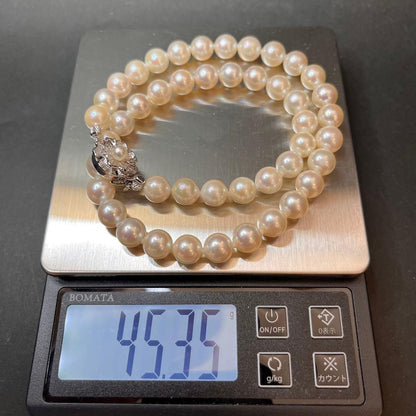 Akoya pearl necklace featuring white pearls sized 8.5mm to 9mm with a silver clasp, 41cm long