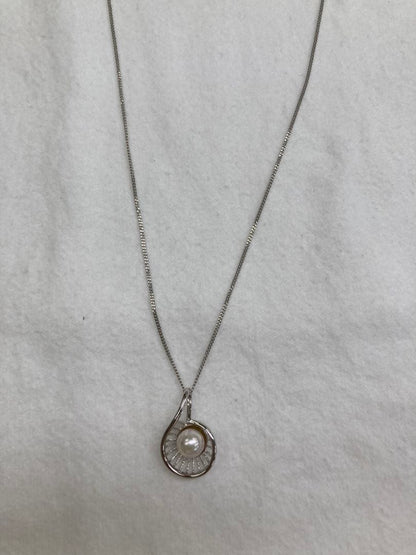 Silver necklace featuring an 8.2mm round Akoya pearl with white pink tone and good luster