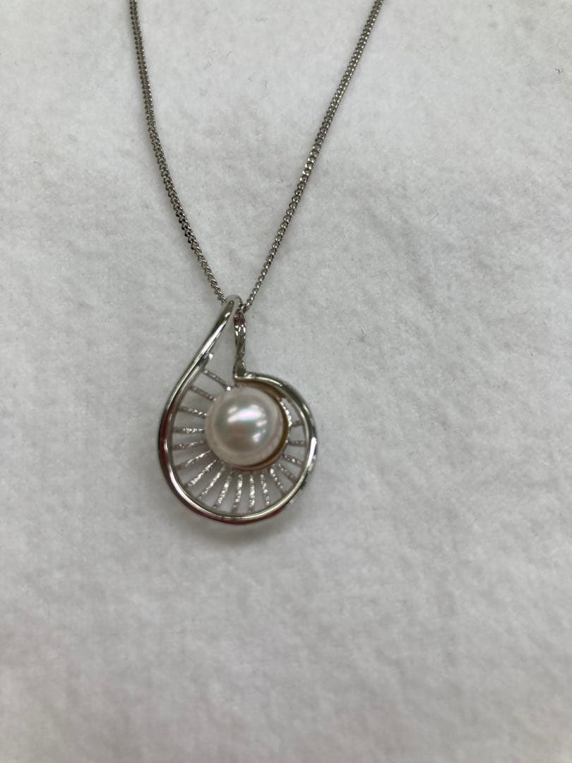 Silver necklace featuring an 8.2mm round Akoya pearl with white pink tone and good luster