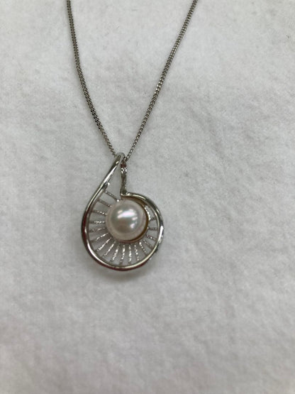 Silver necklace featuring an 8.2mm round Akoya pearl with white pink tone and good luster