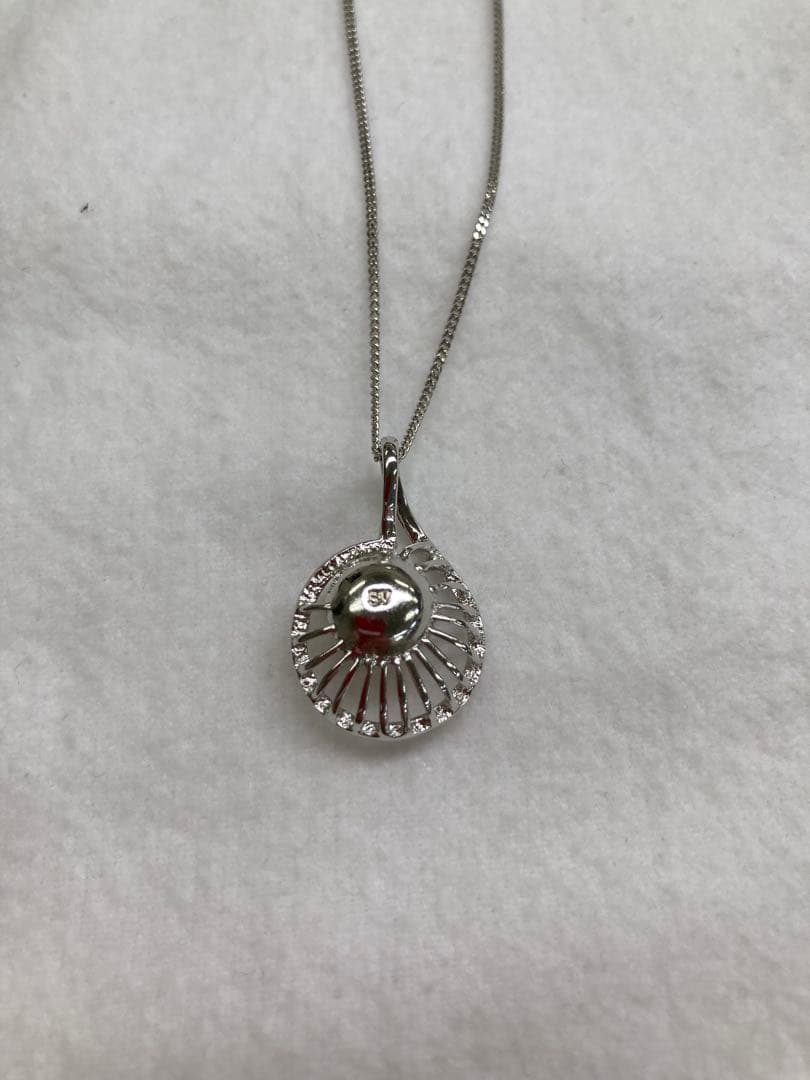 Silver necklace featuring an 8.2mm round Akoya pearl with white pink tone and good luster