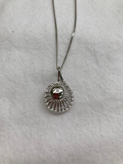 Silver necklace featuring an 8.2mm round Akoya pearl with white pink tone and good luster
