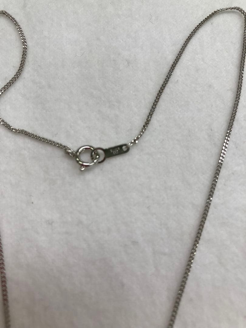 Silver necklace featuring an 8.2mm round Akoya pearl with white pink tone and good luster